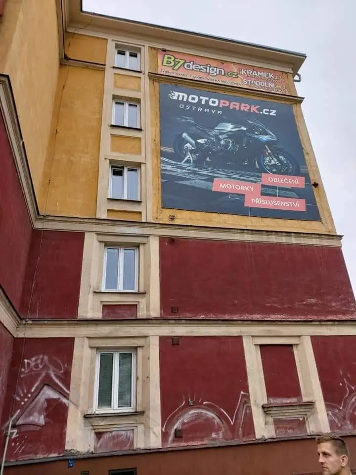 Reprofilace bosáží a nátěr fasády, O-Centrum, Cingrova – fotka 1 z 8