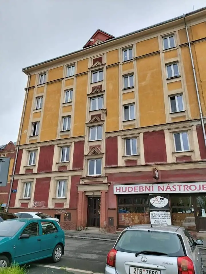 Reprofilace bosáží a nátěr fasády, O-Centrum, Cingrova – fotka 2 z 8