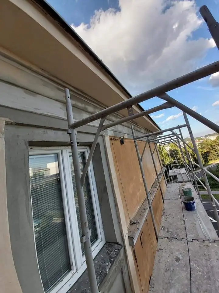Reprofilace bosáží a nátěr fasády, O-Centrum, Cingrova – fotka 5 z 8