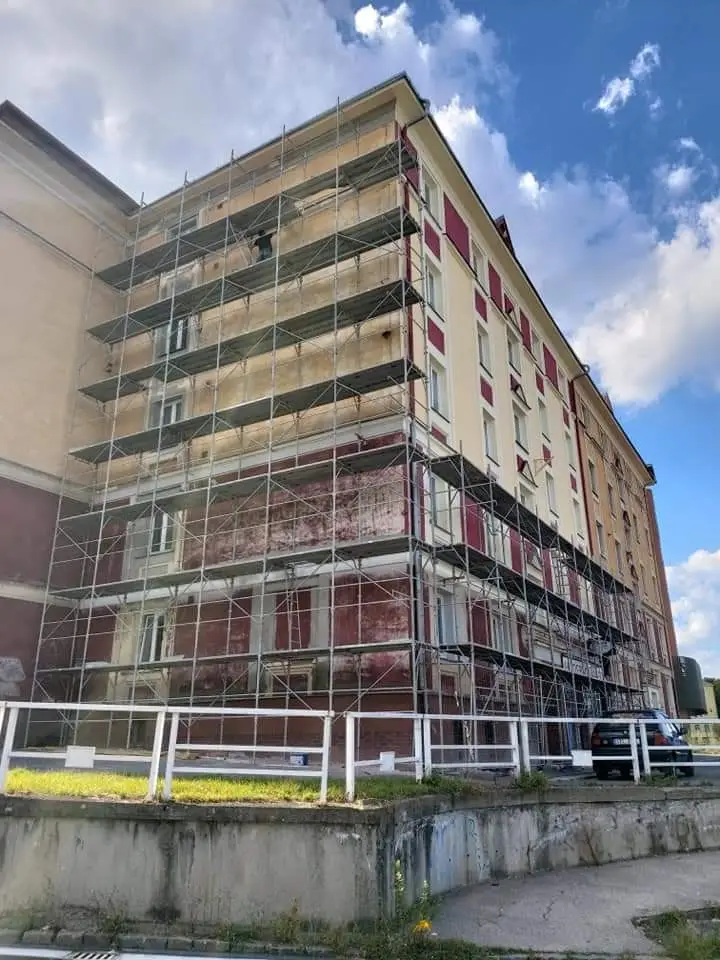 Reprofilace bosáží a nátěr fasády, O-Centrum, Cingrova – fotka 6 z 8