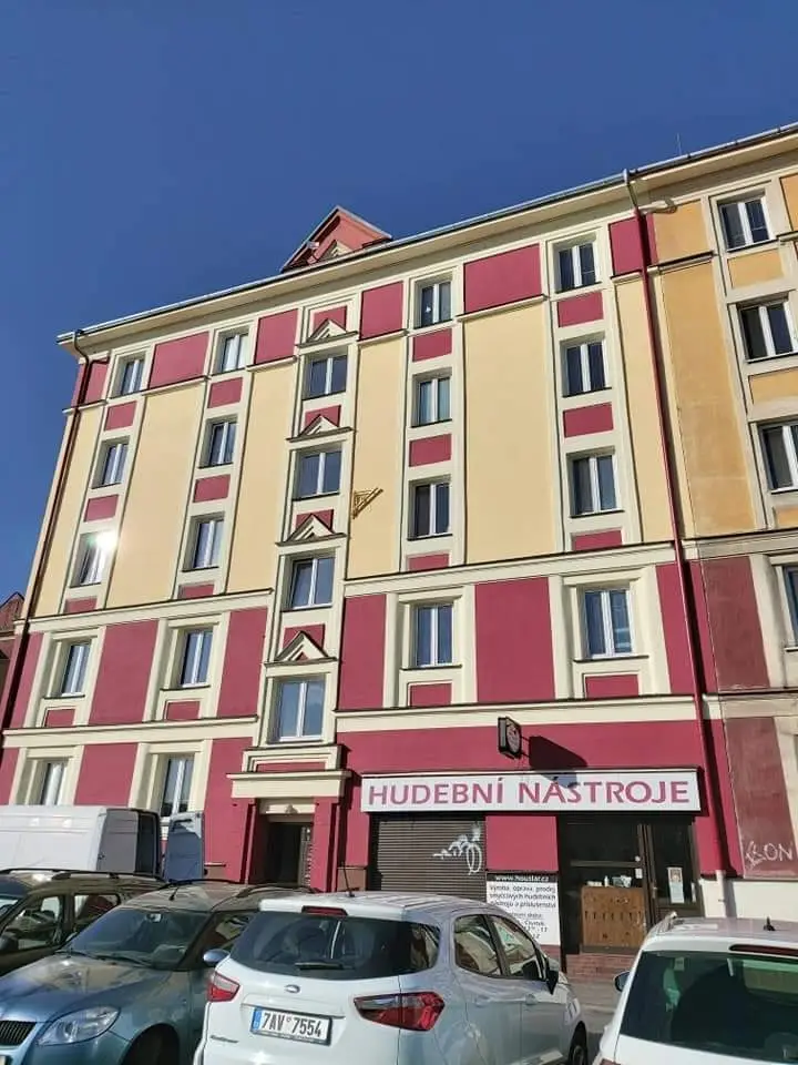 Reprofilace bosáží a nátěr fasády, O-Centrum, Cingrova – fotka 7 z 8
